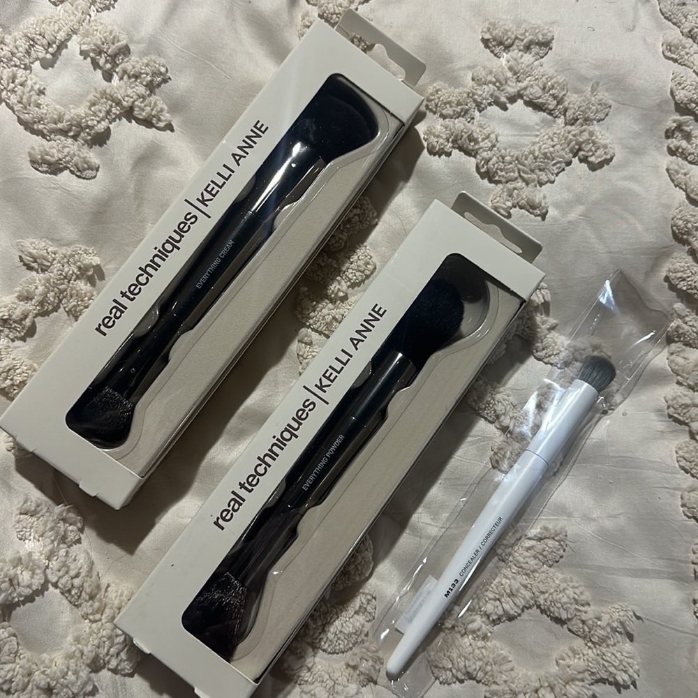 Real Techniques Kelli Anne Makeup Brush Set - White and Black - Picture 4 of 4